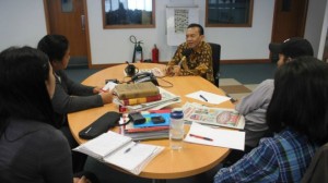 Diskusi tim BBC Indonesia dengan Maskun Iskandar tentang dinamika bahasa
